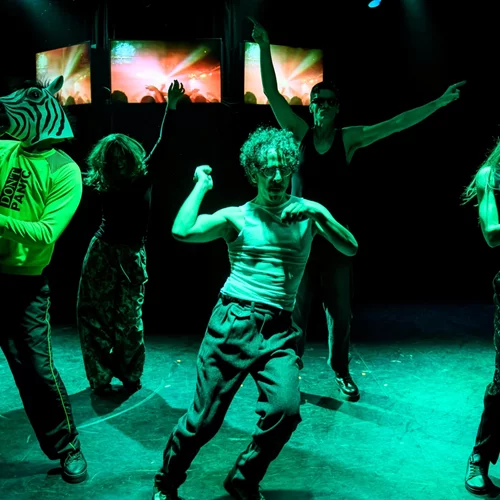 "Απόψε κανείς δεν πεθαίνει" – γελάμε με τα καλά και τα κακά μας και περνάμε όμορφα