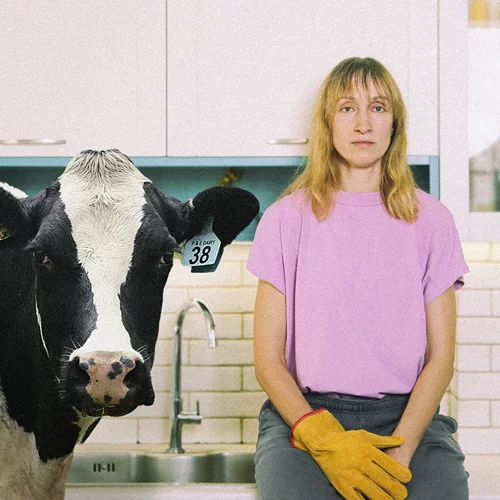 "Cow Deer": Πώς μοιάζει μια παράσταση, με βασικές πρωταγωνίστριες μια Αγελάδα και μια Ελαφίνα;