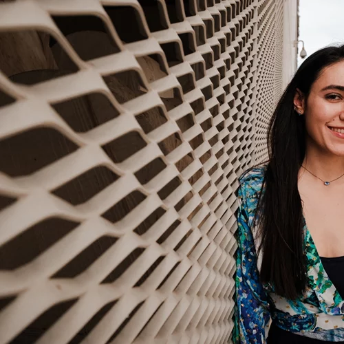 Τι σκέφτεται η Έμιλυ Λουίζου όσο ο χρόνος μετρά αντίστροφα στο "Tick, Tick… Boom!;"