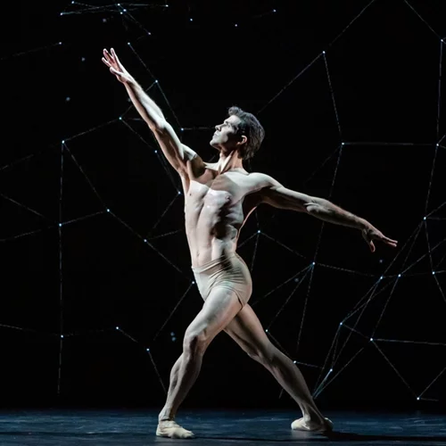 Pierre Cardin: Όταν η μόδα συναντά το διάστημα στο "Χορό του Γαλαξία"