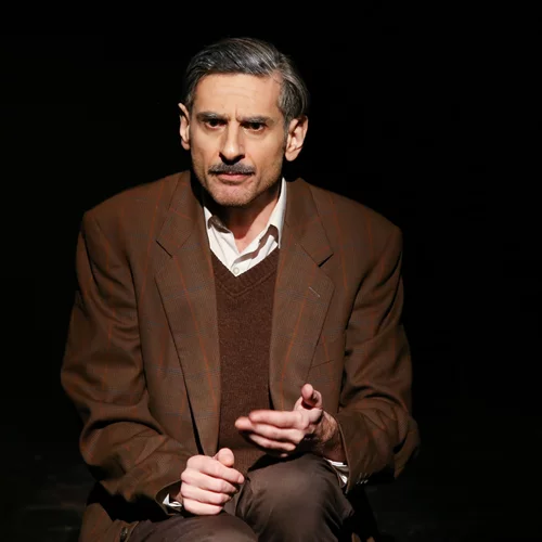 Η παράσταση για τον αιρετικό Ντίνο Χριστιανόπουλο κάνει πρεμιέρα στο Θέατρο Vault