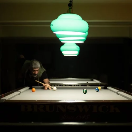 "Ρουά ματ": Έχεις ξαναδεί παράσταση στο ιστορικό μπιλιαρδάδικο της πλατείας Αμερικής;