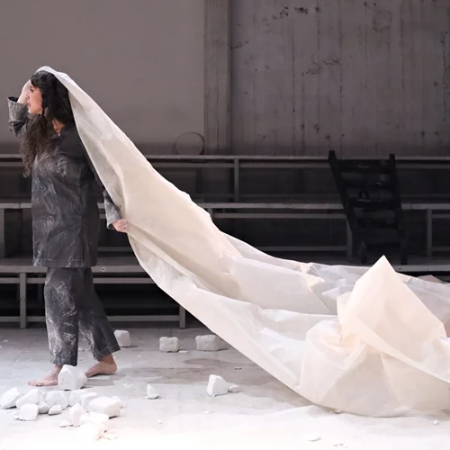 "Αντιγόνη, μετέωρη": μια ματιά στη γνωστή τραγωδία στο "Θησείον"