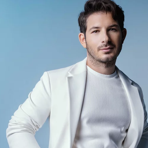 Ο Γιώργος Περρής φέρνει τα Χριστούγεννα μέσα στο καλοκαίρι