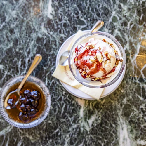 Σε ένα από τα πιο παλιά γαλακτοπωλεία του Πειραιά, τρως παγωτό με ιστορία 90 χρόνων