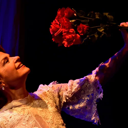 "Σαν ρόδο και σαν αίνιγμα": Η Πέγκυ Σταθακοπούλου υποδύεται την αινιγματική γυναίκα του Σαίξπηρ