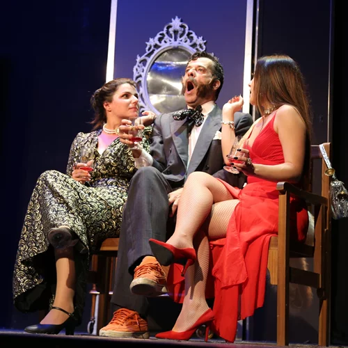 Τελευταίες παραστάσεις για τον "Μπογιατζή" στο θέατρο Αυλαία