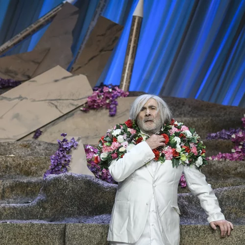 "Όταν ξανά πέθανα": Μια κωμωδία αντίδοτο στον πεσιμισμό από τον Λάκη Λαζόπουλο