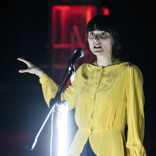 "Αίμα στο αίμα" και αυτοδικία στον Πειραιά: Πρώτα στιγμιότυπα από την παράσταση του Γιάννη Καλαβριανού