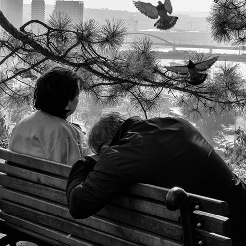 Ο Ανδρέας Καμουτσής φωτογραφίζει σκηνές μοναχικότητας