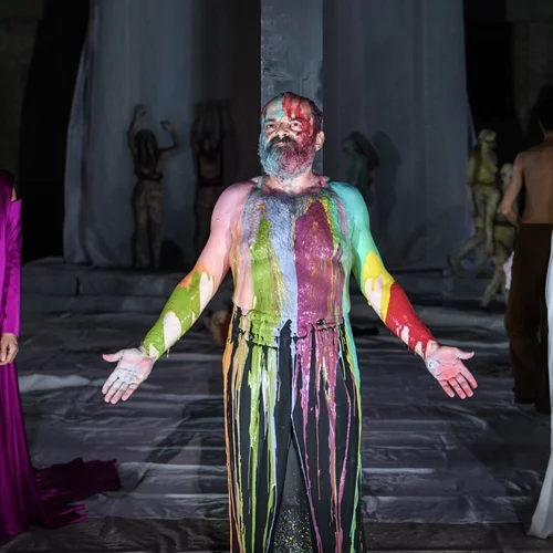 "Βάκχες": Ρίχνουμε νέα ματιά στον κόσμο του Θάνου Παπακωνσταντίνου