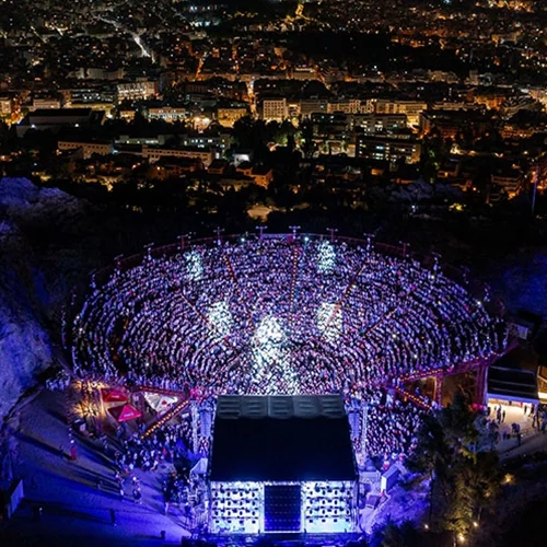 Δεληβοριάς, Μητσιάς, Νταλάρας, Παπακωνσταντίνου, Φαραντούρη και πολλοί άλλοι τραγουδούν για τα 50 χρόνια της μεταπολίτευσης