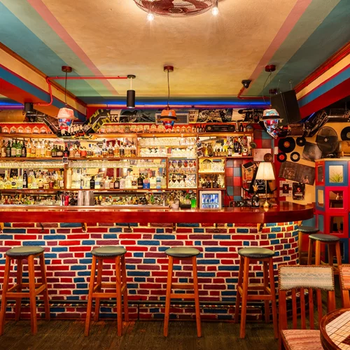 'Nouvelle Vague': Πώς ένα μπαρ από τα Τίρανα βρέθηκε στα 50 καλύτερα του πλανήτη