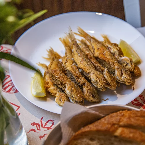 Τι γεύση μας αφήνει το πιο χοτ ουζερί της Αθήνας αυτή τη στιγμή