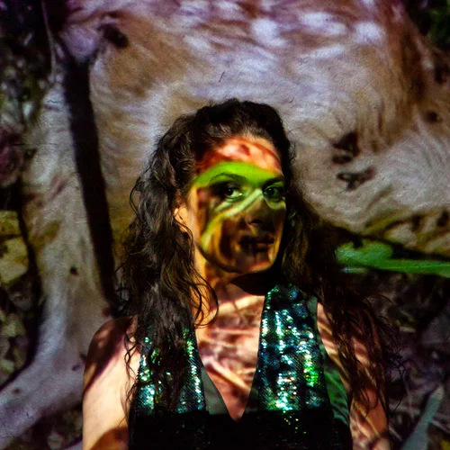 Πρώτες φωτογραφίες από την παράσταση της Ρούλας Πατεράκη "Νίκη, απόψε στο πάρτι"