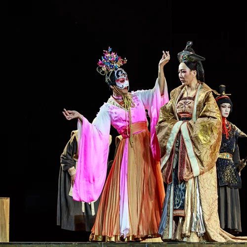 Για το 1o Ελληνο-Κινεζικό Φεστιβάλ Θεάτρου στο Christmas Theater μας μίλησε η διοργανώτρια Flora Wang