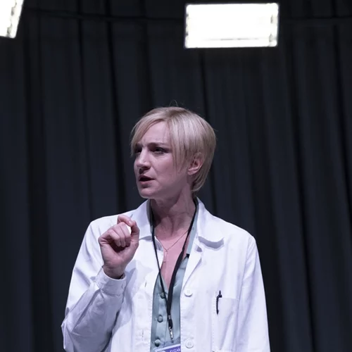 "The Doctor": Νέες ημερομηνίες άνοιξαν για την σαρωτική παράσταση με πρωταγωνίστρια τη Στεφανία Γουλιώτη