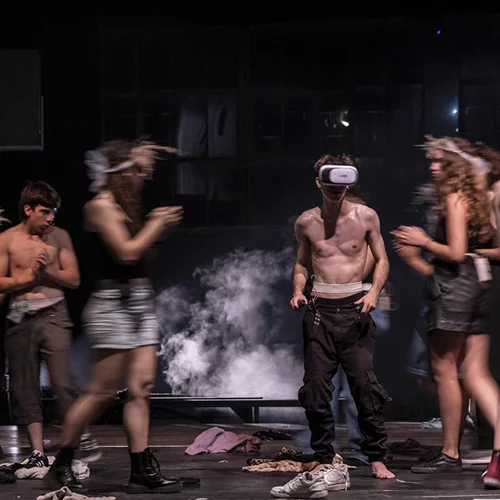 Η Γιώτα Αργυροπούλου πιστεύει στη συζήτηση επί ίσοις όροις με τους εφήβους και η παράσταση "Youthquake" το επιβεβαιώνει