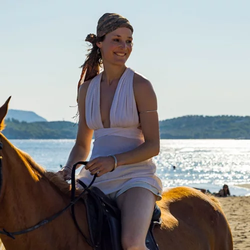 Η διεθνής σταρ Βίκι Κριπς μας μιλά για το "Καυτό Γάλα" και τα γυρίσματα στην Ελλάδα