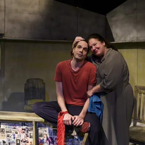 "Το γάλα": Τελευταίες παραστάσεις και αλλαγή ώρας για το έργο-σταθμός της νεοελληνικής δραματουργίας