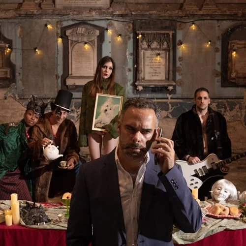 "Alice at the asylum": Ένα σουρεαλιστικό παραμύθι για ενήλικες σε ένα "βικτωριανό" Μπάγκειον