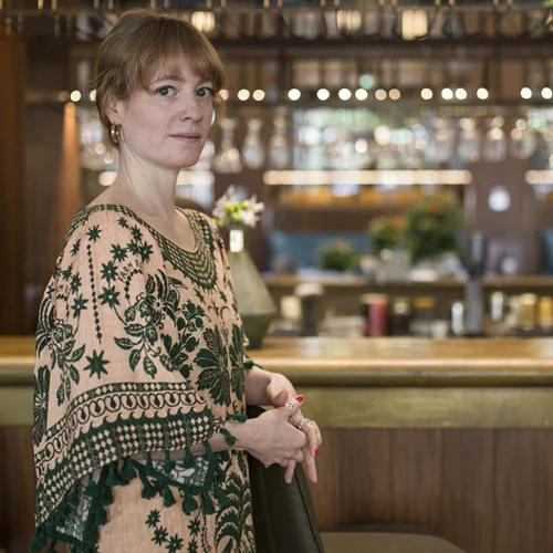 Η ηθοποιός Λέονι Μπένες σαρώνει στο "Γραφείο των Καθηγητών"