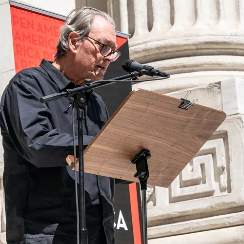 Πολ Όστερ: Ο καπνός εξαφανίζεται