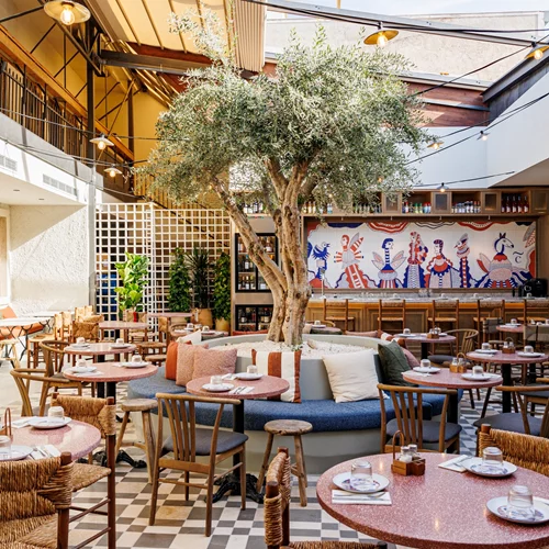 Διόλου τυχαία, αυτή η αυλή του Θησείου έχει εξελιχθεί σε ένα αθηναϊκό χιτ