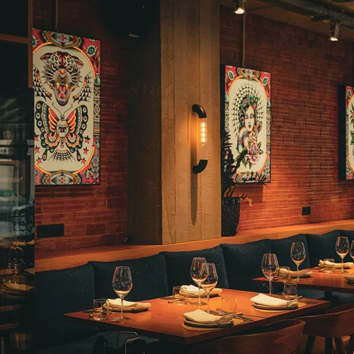 Video walkthrough: Η Ναταλία Δραγούμη δοκιμάζει την κουζίνα του Άνταμ Κοντοβά στο "Ex Machina"