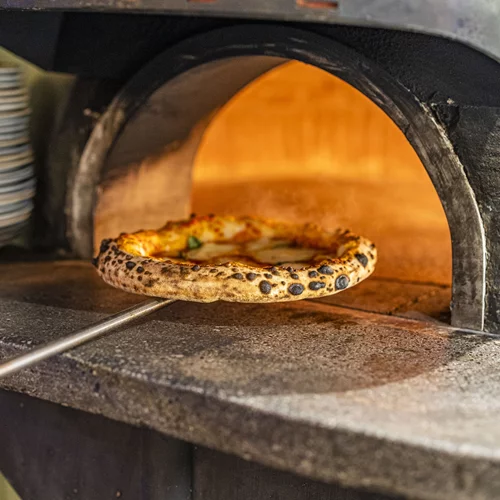 Εκεί σερβίρουν την καλύτερη πίτσα της Αθήνας σύμφωνα με τα The Best Pizza Awards