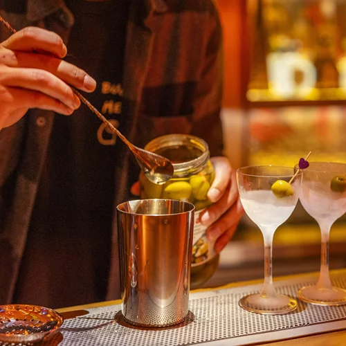 'Maggie Cassidy': Το νέο μπαρ της Πανόρμου έχει κάτι από '7 Jokers'