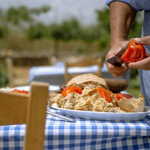 Στις ταβέρνες της Μυκόνου που τρώνε και ντόπιοι και επισκέπτες - κι όμως υπάρχουν!