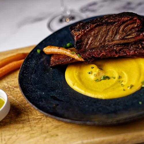 Ένα από τα κορυφαία κρεατάδικα της χώρας σερβίρει για ένα βράδυ στο Κουκάκι