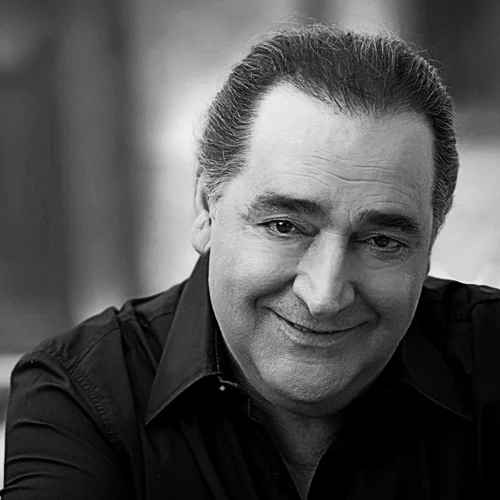 Πέντε πράγματα που μάλλον δεν γνώριζες για τον Βασίλη Καρρά