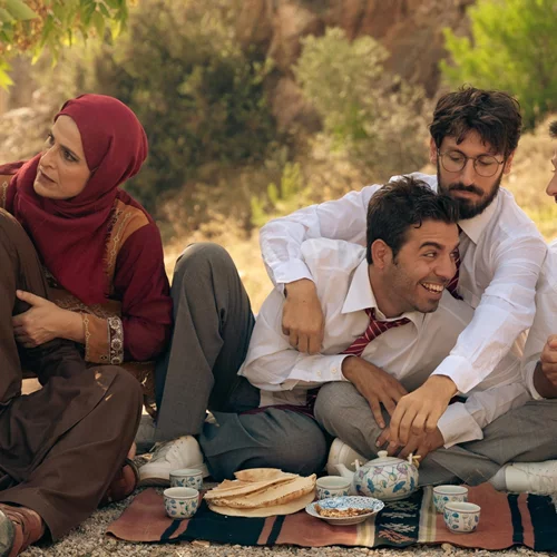 "Το αγόρι με τις δυο καρδιές": Ο Τάκης Τζαμαργιάς αφηγείται θεατρικά μια λογοτεχνική, προσφυγική ιστορία