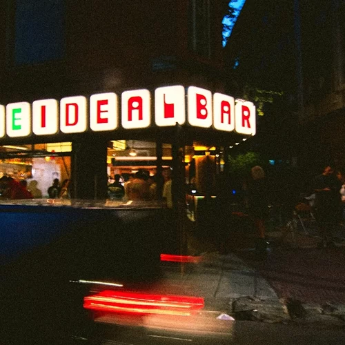 Μπαρ Ideal: Γιατί όλοι κάνουν λόγο για μια "μαγαζάρα στο κέντρο";