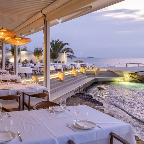 Τα εστιατόρια της αθηναϊκής παραλίας που σερβίρουν βραβευμένη γεύση