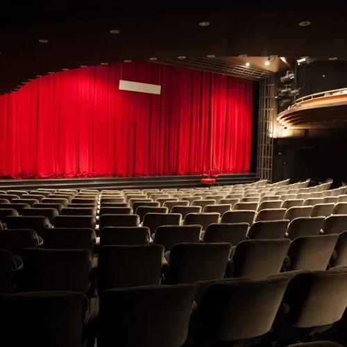 Ρολά κατεβάζουν τα θέατρα: Η απεργία των ηθοποιών φέρνει ξανά στο προσκήνιο τα άλυτα αιτήματα