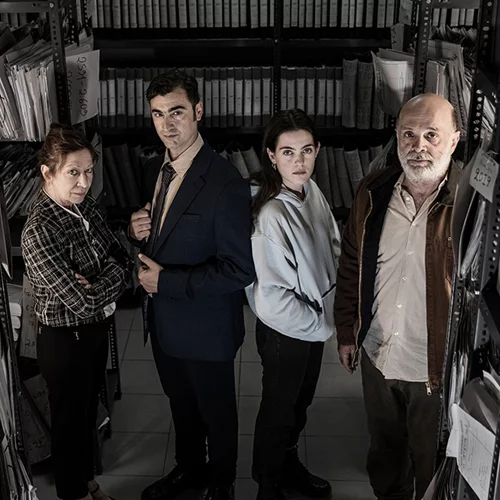 "Τα μάτια τέσσερα" στο Ιλίσια-Βολανάκης: Ποιοί ηθοποιοί θα παίξουν στο έργο του Γιάννη Τσίρου;