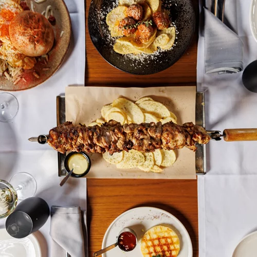 Ένα κομψό εστιατόριο με γαλανόλευκο συνταγολόγιο στην Κηφισιά