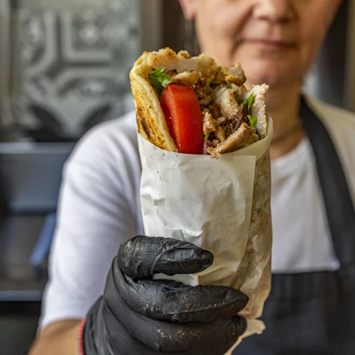 Στο Κουκάκι βρίσκεις πια ένα από τα πιο τίμια αθηναϊκά σουβλάκια