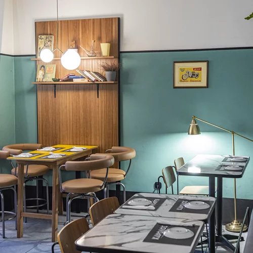 Στη Νέα Σμύρνη, για το σχεδόν speakeasy wine bar 'Κάρολο'