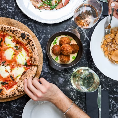 Στη μικρή Ιταλία του Παγκρατίου θα φας τοπ πίτσα και φίνο τιραμισού