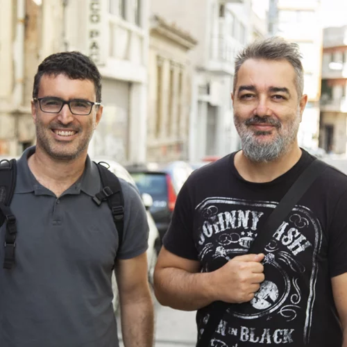 "Αδέσποτα": Οι σκηνοθέτες Αλέξανδρος Ράπτης και Φώτης Δούσος μάς μιλούν για μία παράσταση που αγαπά τα ζώα