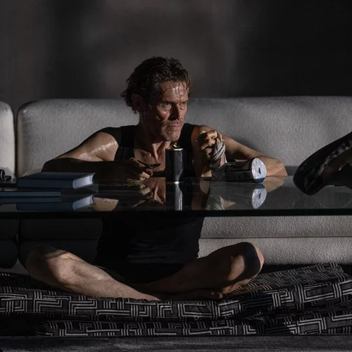 Ο Γουίλεμ Νταφόε παρανοεί στο "Inside" του Βασίλη Κατσούπη (trailer)