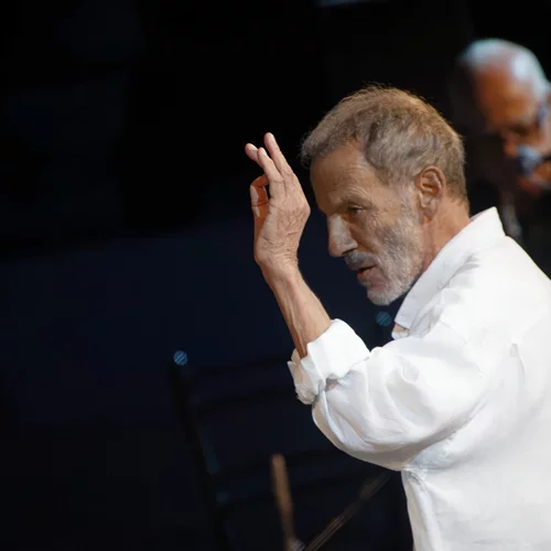 Ο Σταύρος Ξαρχάκος υποδέχεται το 2025 στο Θέατρο Απόλλων στη Σύρο