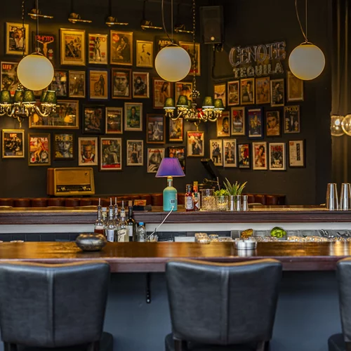 Το 'Peanuts' είναι μια παμπ που (σε) φέρνει (σ)την Άνοιξη