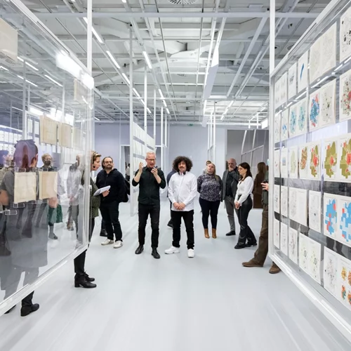 Άνθρωποι και υπολογιστές: Το έργο του Κωνσταντίνου Δοξιάδη και μια έρευνα για τη σύγχρονη Αθήνα εξετάζουν τη σχέση κοινοτήτων-πόλεων στη Στέγη