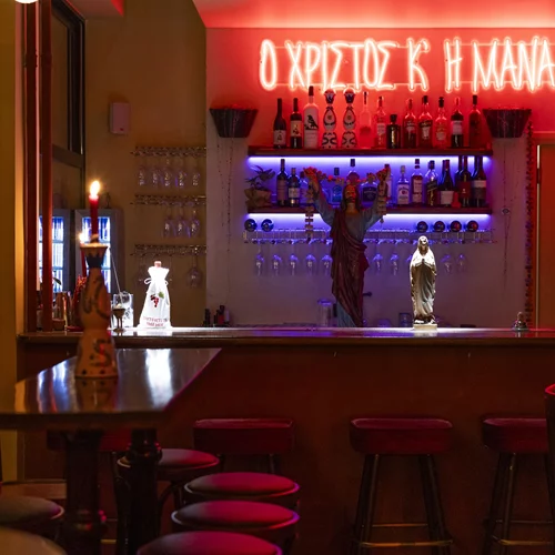 Το "Ιούδα" είναι ένα μπαρ που αγαπά το κρασί και τη house