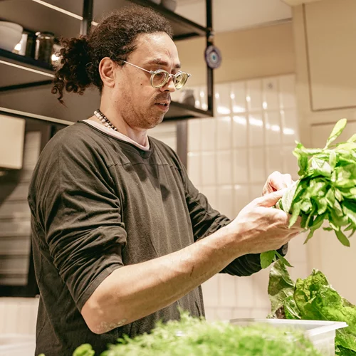 Πώς ο Χρόνης Δαμαλάς άφησε τα high end εστιατόρια για να μαγειρέψει στους Αμπελοκήπους